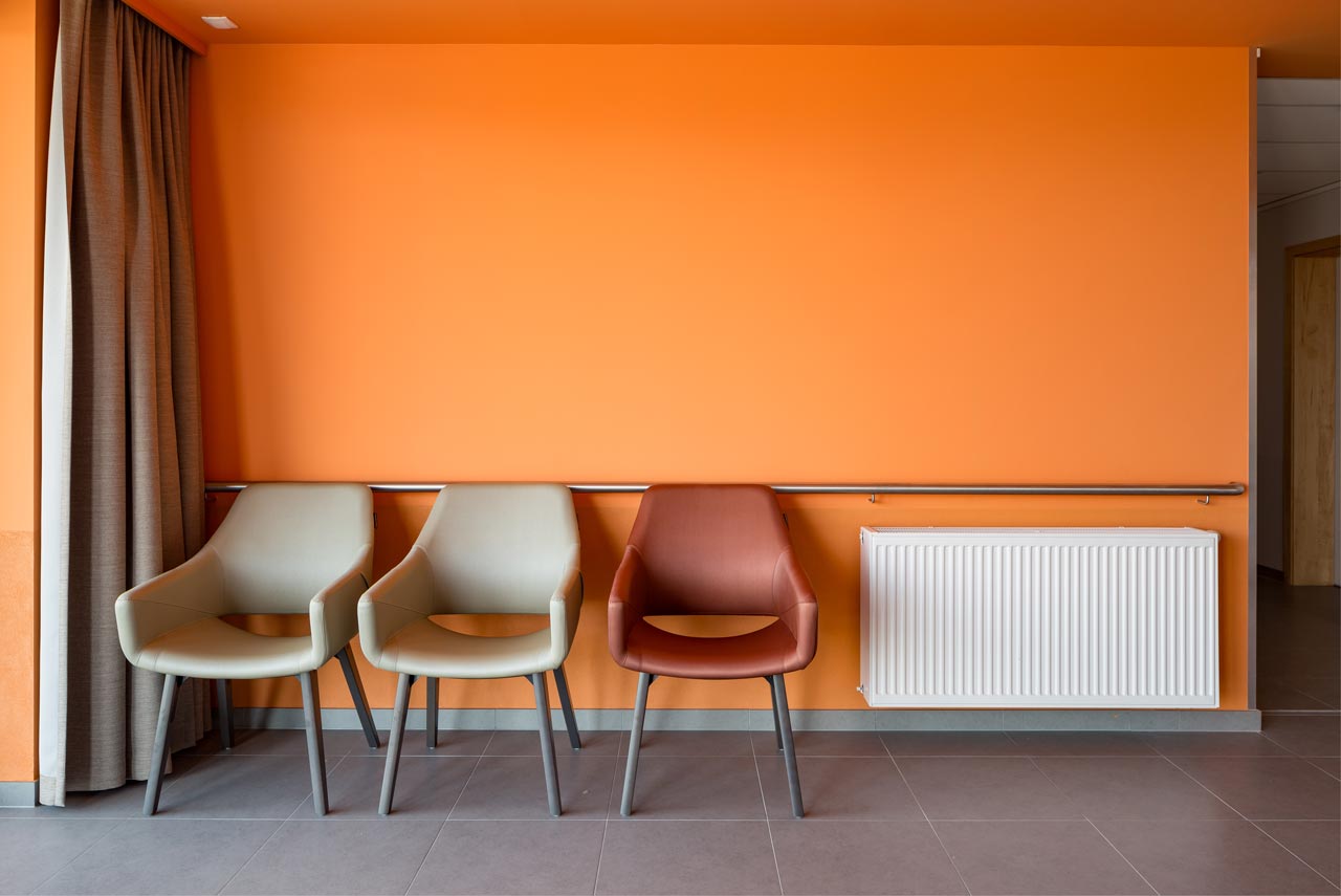Wachtzaal oranje geschilderd